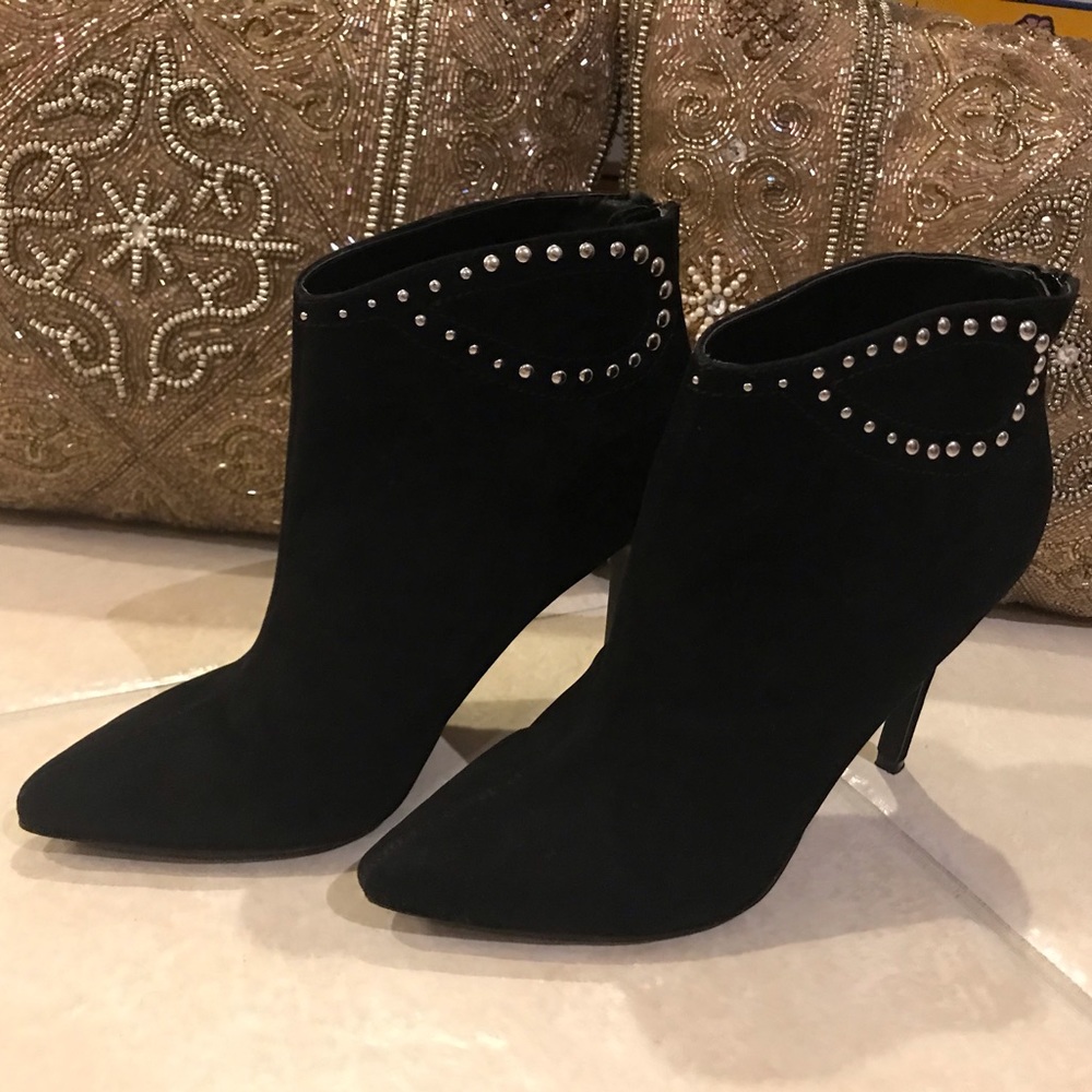NWOT ankle boots black with silver size 71/2